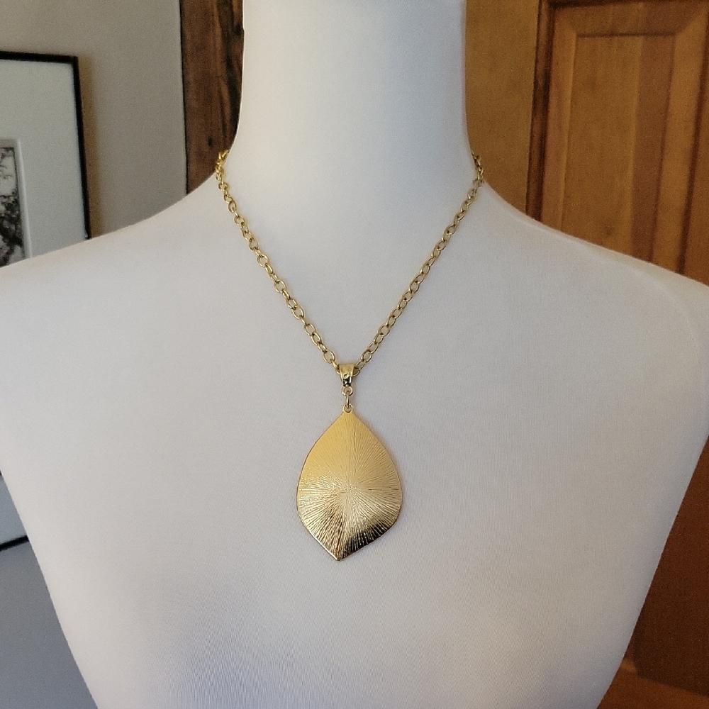 Retro Gold Leaf Pendant Necklace